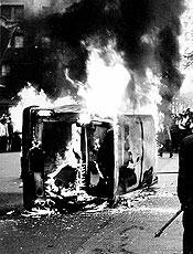 Carro oficial incendiado em protesto contra morte de estudante na "Batalha da Maria Antônia"
