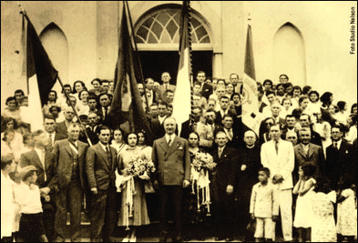 Visita do Cnsul Italiano na Societ di Mutuo Soccorso Regina Marcherita - 1937, representada pelas famlias: Bacetti, Braghetto, Gasparin e Torres. Atual Sociedade Italiana Vinhedense.