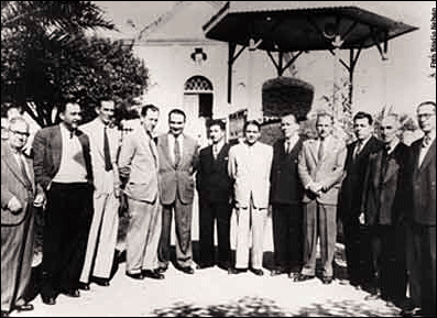 Foto dos Emancipadores - 1949: Julio de Paula, Antnio Elias, Humberto Pescarini, Henrique de Barros Leita, Manoel Fernandez, Milton de Souza Meireles, Pualo Storani, Antnio Vendramini e Prof. Birilo.