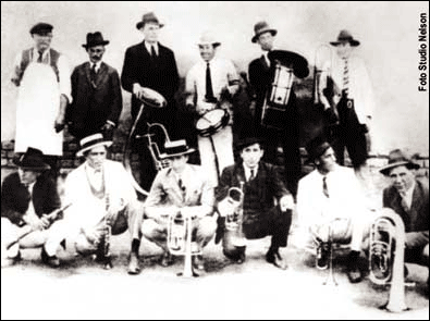 Primeira banda - 1929. Em p: Ricardo Braghetto, Pedro Thomas, Alfredo Bayer, Pinga Fogo, Silvio Imperato, Rafael Biancardi. Abaixados: Luiz Marques, Laurindo Capucci, Nilo Braghetto, Gurgel, Juca Corazzari e Hugo Bampa. 